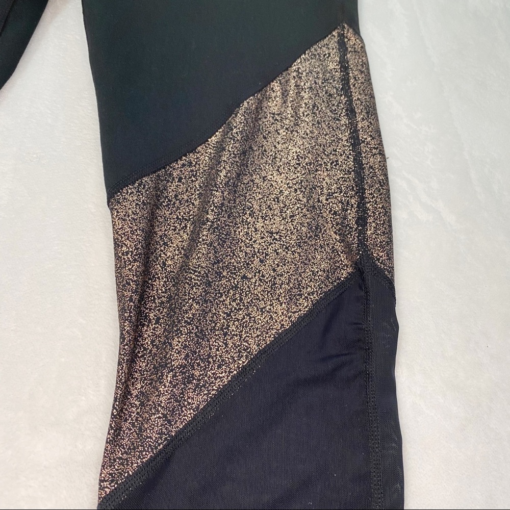 Fabletics Mid Rise Mesh Powerhold Brogan Capri II - Picture 7 of 10
